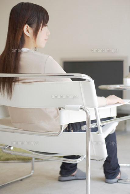 椅子に座る女性
(c)daj