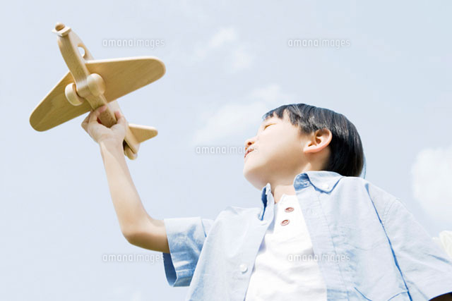 おもちゃの飛行機を手に持つ男の子
(c)DAJ