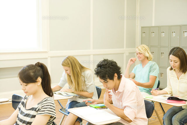 教室で勉強する学生たち
(c)DAJ