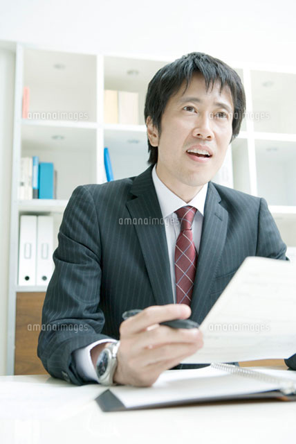 会話をする面接官
(c)DAJ