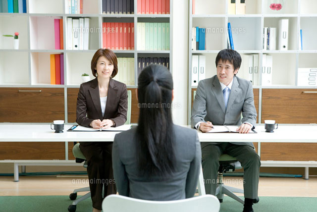 面接を受ける女性と面接官
(c)DAJ