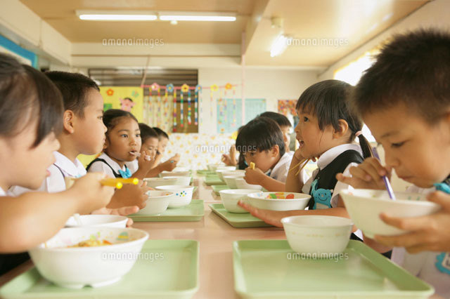 給食を食べる子供たち
(c)daj