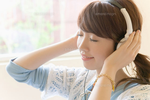 音楽を聴く日本人女性
(c)daj