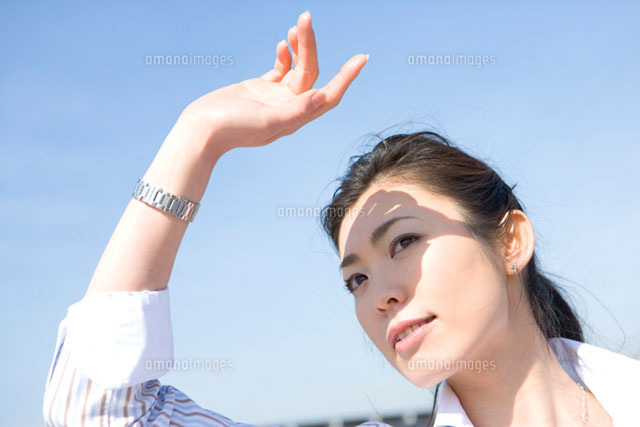 手をかざす女性
(c)daj