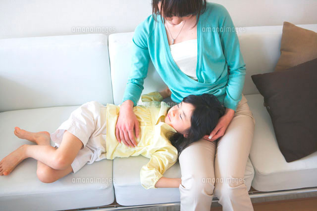 ソファで休む娘と母親
(c)Kiyoshi Tanaka/a.collectionRF