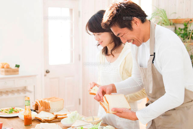 料理を作る日本人の夫婦
(c)LUSH LIFE/a.collectionRF