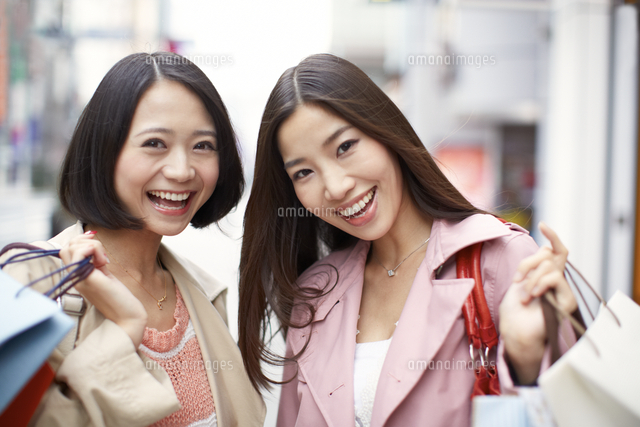 ショッピング中の女性二人のポートレート
(c)apjt