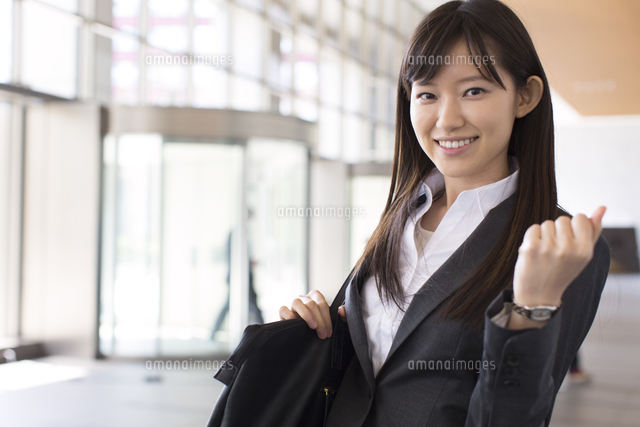ガッツポーズをするビジネス女性
(c)apjt