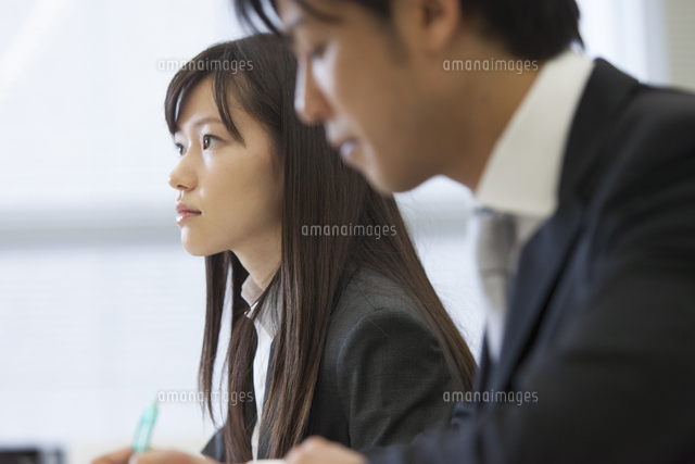 メモをとりながら講義を聴くビジネス男女
(c)apjt