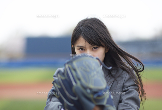 野球ボールを投げる構えをする女子学生
(c)apjt